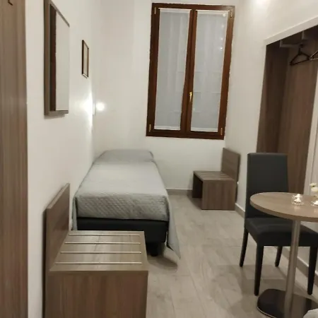 Holiday Rooms *
