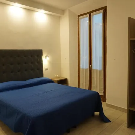 Holiday Rooms *
